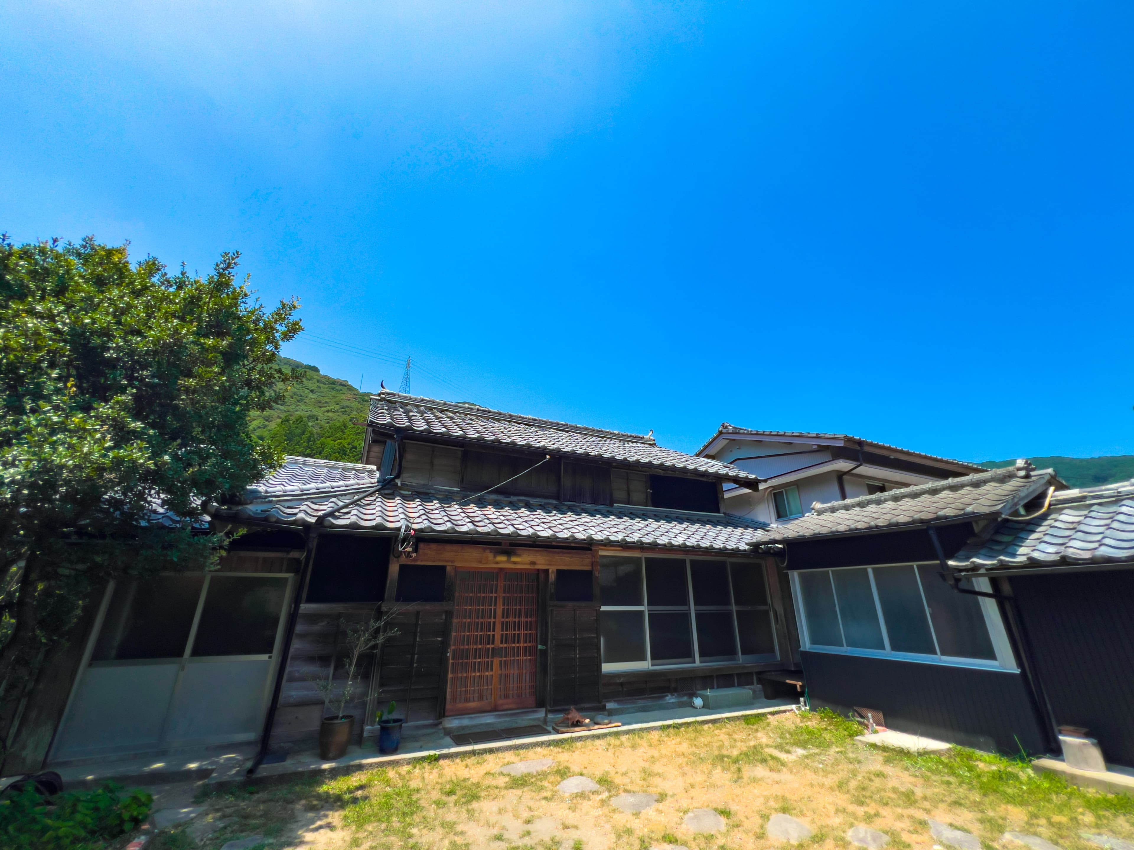 山あいに佇む別邸こだまの外観
